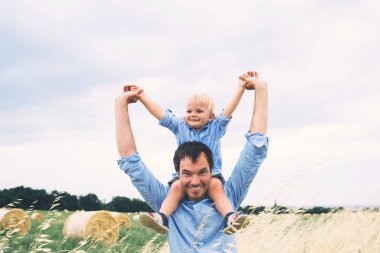 Mutlu baba ve oğul, yaz günü niteliğine. Aile açık havada