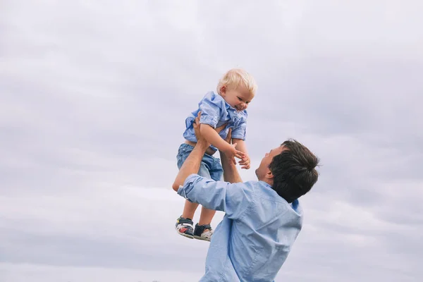 Gelukkig vader en zoon. Familie buiten samen — Stockfoto