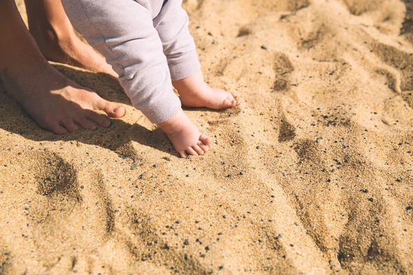 Мать и маленький ребенок на пляжном песке . — стоковое фото