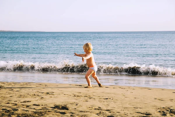 Criança feliz se divertir na praia do mar . — Fotografia de Stock
