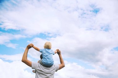 Baba ve oğul gökyüzüne karşı kaldırdı kollarını.  