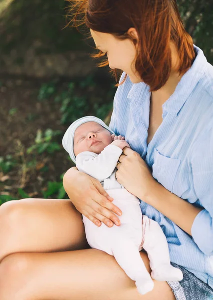 Madre cariñosa con su bebé recién nacido en sus brazos . — Foto de Stock