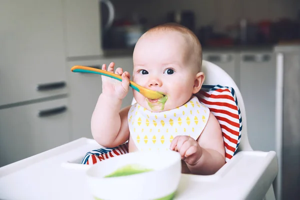 Feeding. Baby's first solid food — Stock Photo, Image