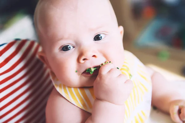 婴儿的第一个喂养食物 — 图库照片