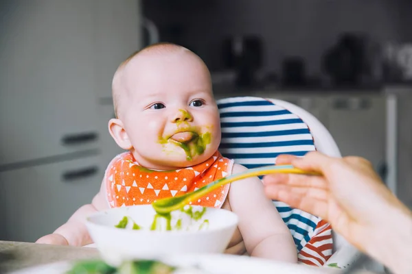 Feeding. Baby's first solid food — Stock Photo, Image