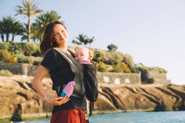 Anne ile bebeği kıyı şeridi okyanus Tenerife, İspanya.
