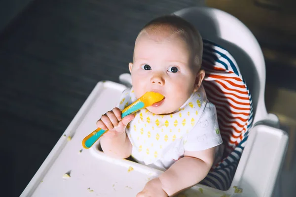 Feeding. Baby's first solid food — Stock Photo, Image