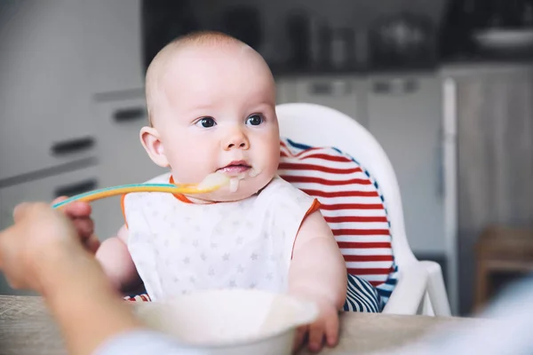 Alimentação. Primeiro alimento sólido do bebê — Fotografia de Stock