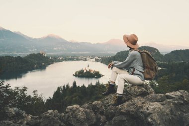 Slovenya, Avrupa 'da Bled Gölü' nü keşfeden yürüyüşçü kadın.