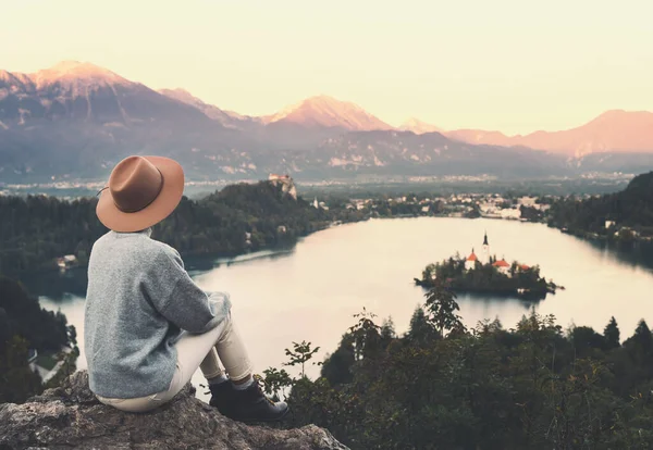 Utazó fiatal nő néz Bled Lake, Szlovénia, Európa — Stock Fotó