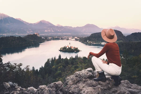 Traveling young woman looking at Bled Lake, Slovenia, Europe — Stock Photo, Image