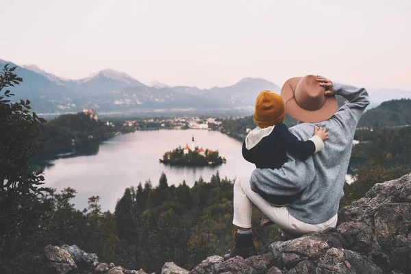 Viaje Eslovenia con niños. Viaje familiar a Europa. Vista sobre Bled Lake — Foto de Stock