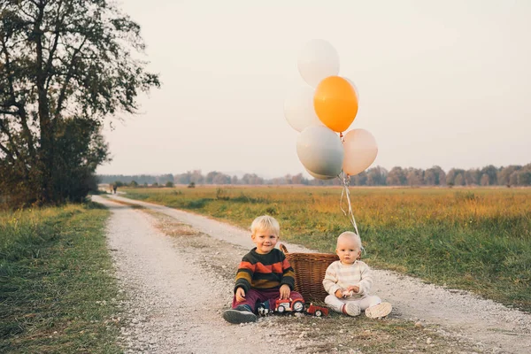 Kleine Kinder spielen in der Natur. Familie im Freien — Stockfoto