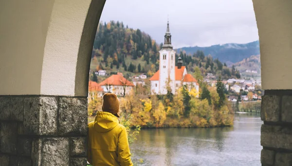 Viajando turista mirando Bled Lake, Eslovenia, Europa . — Foto de Stock