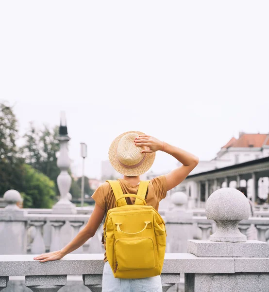 Menina com mochila em Ljubljana Cidade Velha. Viagem Eslovénia — Fotografia de Stock