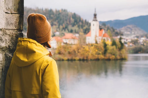 Viajando turista mirando Bled Lake, Eslovenia, Europa . — Foto de Stock