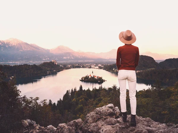 Mujer joven viajera mirando Bled Lake, Eslovenia, Europa — Foto de Stock