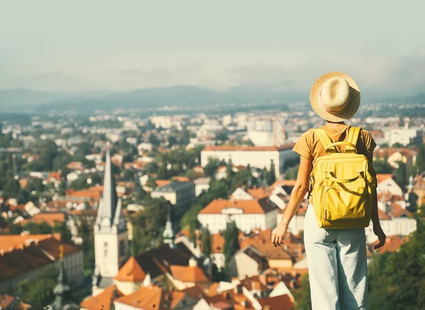 Chica joven con mochila explora Liubliana. Viajes Eslovenia — Foto de Stock