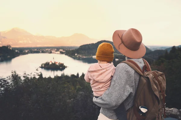 Viaje Eslovenia con niños. Viaje familiar a Europa. Vista sobre Bled Lake — Foto de Stock