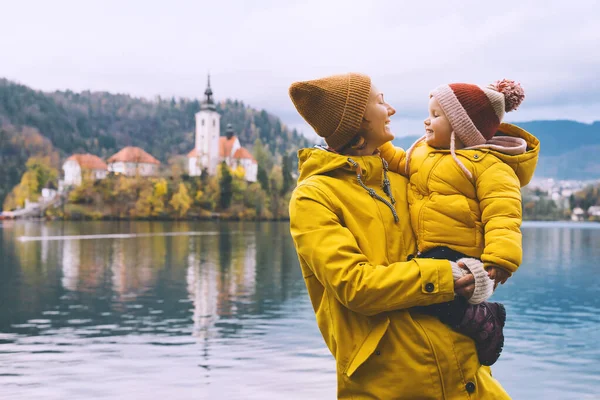 Familienreise blutete See, Slowenien, Europa. — Stockfoto