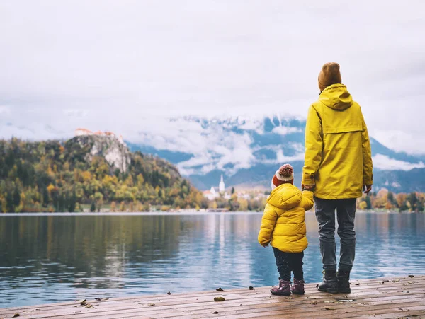 Aile Seyahati Kan Gölü, Slovenya, Avrupa. — Stok fotoğraf