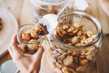 Ev yapımı vejetaryen kurabiyeleri cam kavanozda.. 