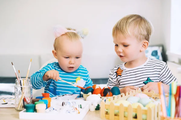 Matin Pâques Petits Enfants Peignant Des Œufs Famille Préparant Pâques — Photo