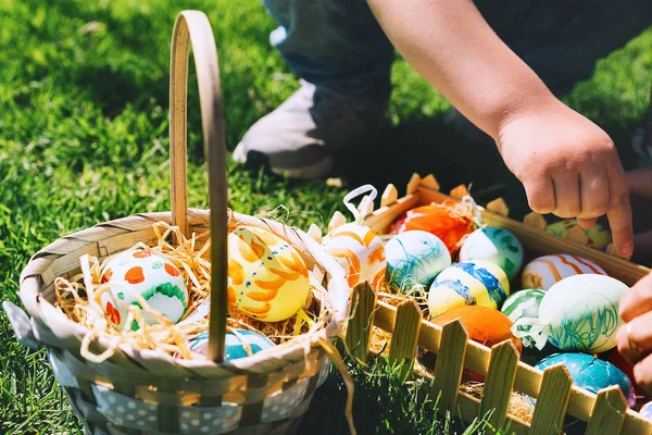 Huevos Pascua Coloridos Cesta Niños Recogiendo Huevos Decoración Pintados Parque —  Fotos de Stock