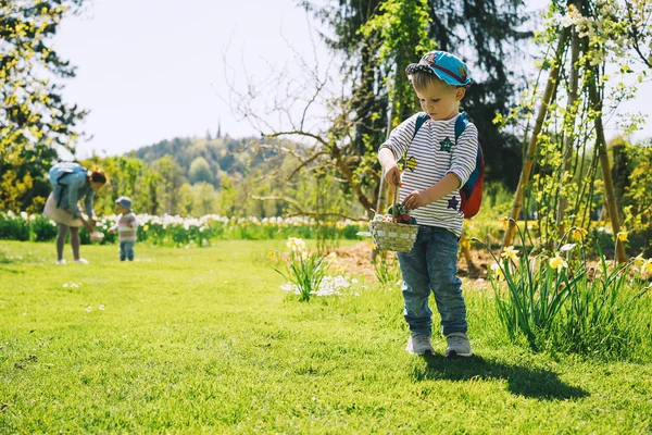 Malé Děti Sbírají Malovaná Vejce Jarním Parku Děti Venku Loví — Stock fotografie