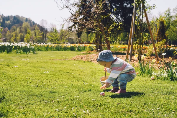 Niños Pequeños Recogiendo Huevos Decoración Pintados Parque Primavera Los Niños — Foto de Stock