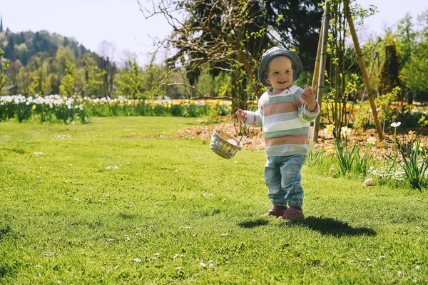 Malé Děti Sbírají Malovaná Vejce Jarním Parku Děti Venku Loví — Stock fotografie