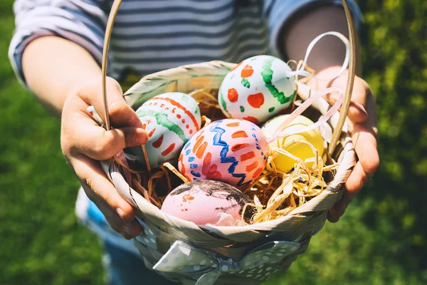 Huevos Pascua Coloridos Cesta Niños Recogiendo Huevos Decoración Pintados Parque —  Fotos de Stock