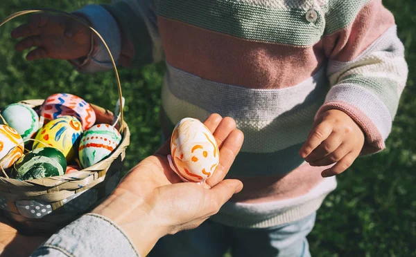 Niños Pequeños Recogiendo Huevos Decoración Pintados Parque Primavera Los Niños —  Fotos de Stock