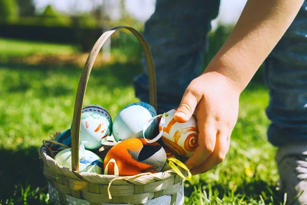 Красочные Пасхальные Яйца Корзине Дети Собирают Расписные Яйца Весеннем Парке — стоковое фото