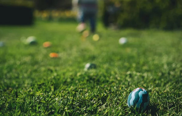 Uova Pasqua Caccia Sfondo Con Spazio Copia Prato Verde Primaverile — Foto Stock