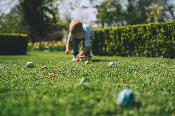 Fondo Borroso Niños Pequeños Recogiendo Huevos Decoración Pintados Parque Primavera —  Fotos de Stock
