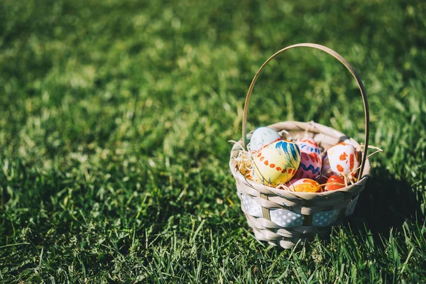Malovaná Velikonoční Vajíčka Proutěném Košíku Děti Sbírají Barevná Vejce Venku — Stock fotografie