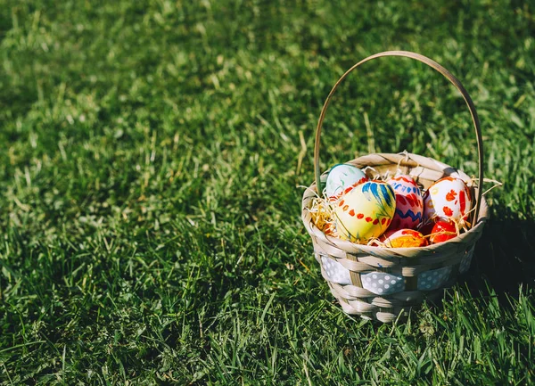 Malovaná Velikonoční Vajíčka Proutěném Košíku Děti Sbírají Barevná Vejce Venku — Stock fotografie