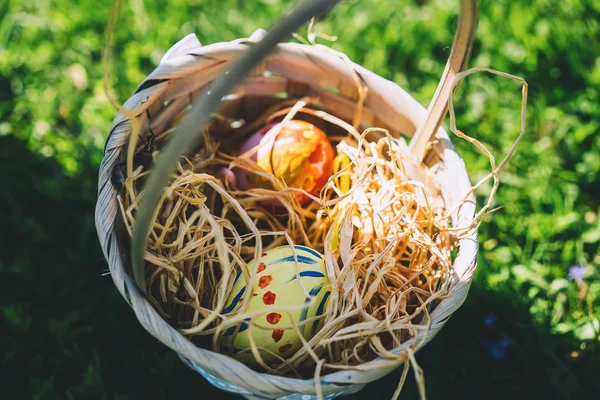 Окрашенные Пасхальные Яйца Плетеную Корзину Дети Собирают Разноцветные Яйца Открытом — стоковое фото