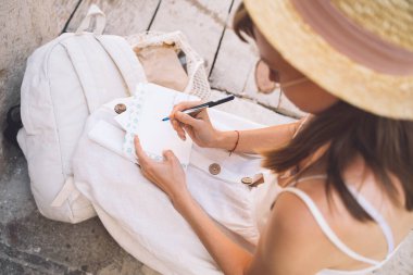 Moda gezgini blogcu Venedik 'ten bir arkadaşına kartpostal ya da mektup imzalar. Genç bir kadın İtalya 'ya gidiyor. Avrupa 'da tatil. Venezuela sokaklarında pamuk çantalı vejetaryen bir kızın minimalist yaşam tarzı