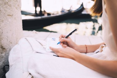 Kadın turist Venedik 'ten bir arkadaşına mektup ya da kartpostal imzalıyor. Genç bir kadın İtalya 'ya gidiyor. Avrupa 'da Tatil.