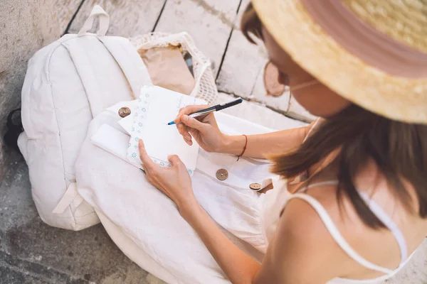 Blogger Viajero Moda Firma Una Postal Carta Amigo Venecia Mujer — Foto de Stock