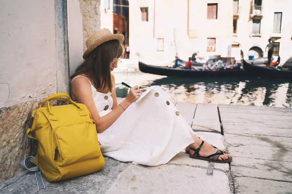 여행자 블로거는 베네치아에서 친구에게 엽서나 편지를 보내기도 여자가 이탈리아를 유럽에서의 — 스톡 사진