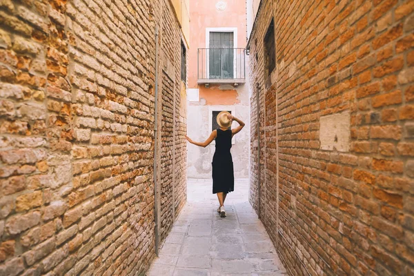 Молода Жінка Подорожує Італією Відпустка Європі Дівчинка Насолоджується Прекрасним Краєвидом — стокове фото