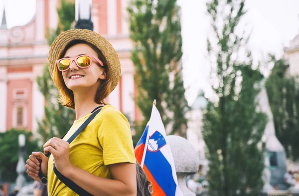 Ein Junges Lächelndes Mädchen Mit Sonnenbrille Und Slowenischer Flagge Auf — Stockfoto