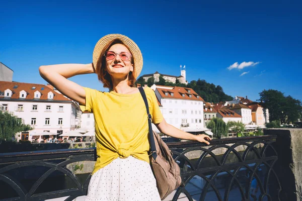 Joven Chica Sonriente Gafas Sol Disfruta Casco Antiguo Liubliana Verano — Foto de Stock