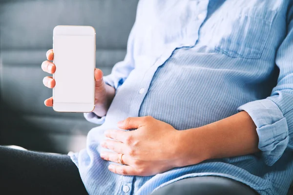 Foto Close Mulher Grávida Segurando Mostrando Telefone Celular Com Exibição — Fotografia de Stock