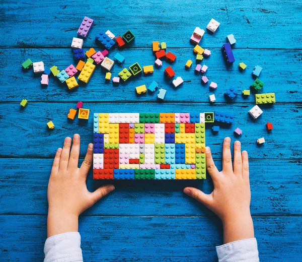 Bambino Che Gioca Costruisce Con Mattoncini Colorati Blocchi Plastica Sul — Foto Stock