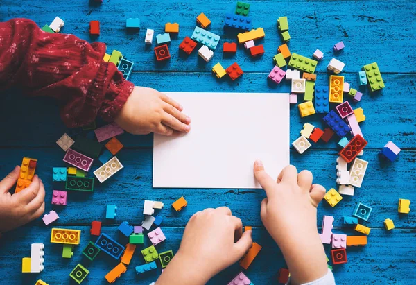 Детские Руки Играют Цветными Кирпичами Построение Пластиковых Блоков Столе Пустой — стоковое фото