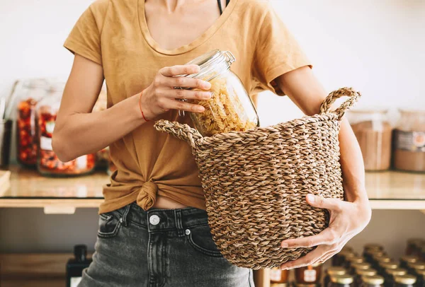 Donna Che Acquista Prodotti Plastica Negozio Alimentari Gratuito Vaso Vetro — Foto Stock